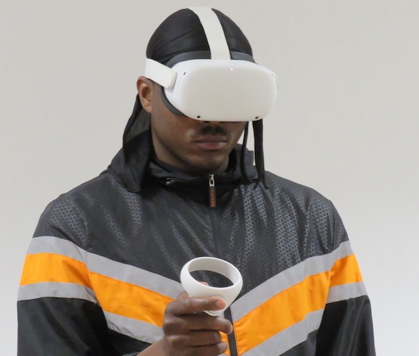 One of the students, Katenda Nyamupfukudza, putting the VR glasses to the test. 